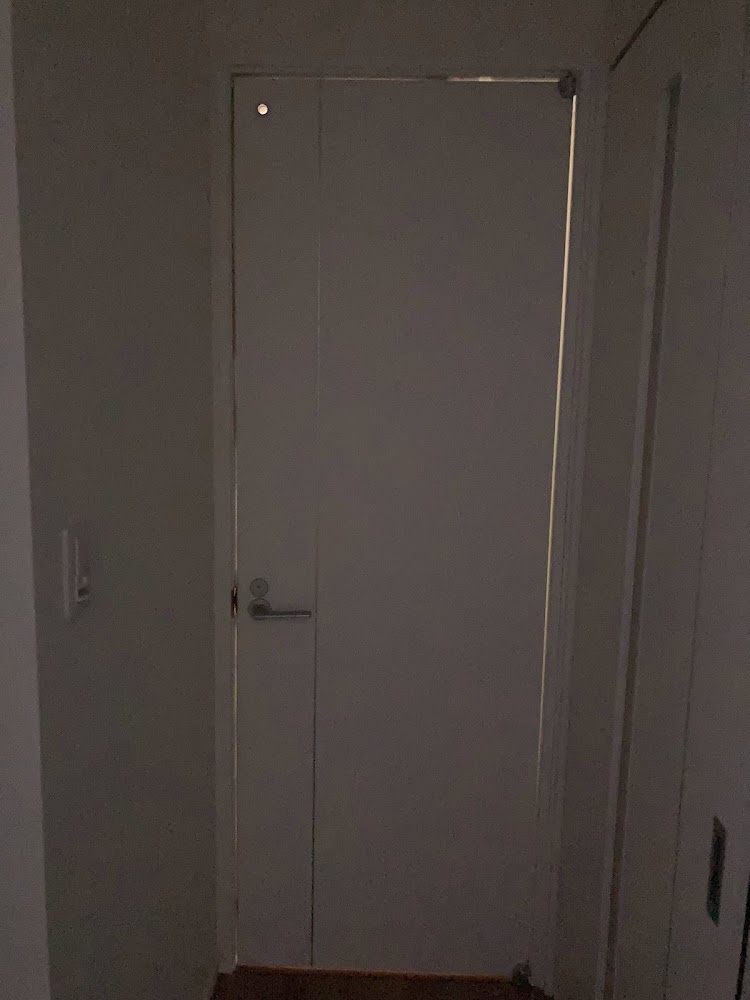 暗い時のトイレの扉の明かり